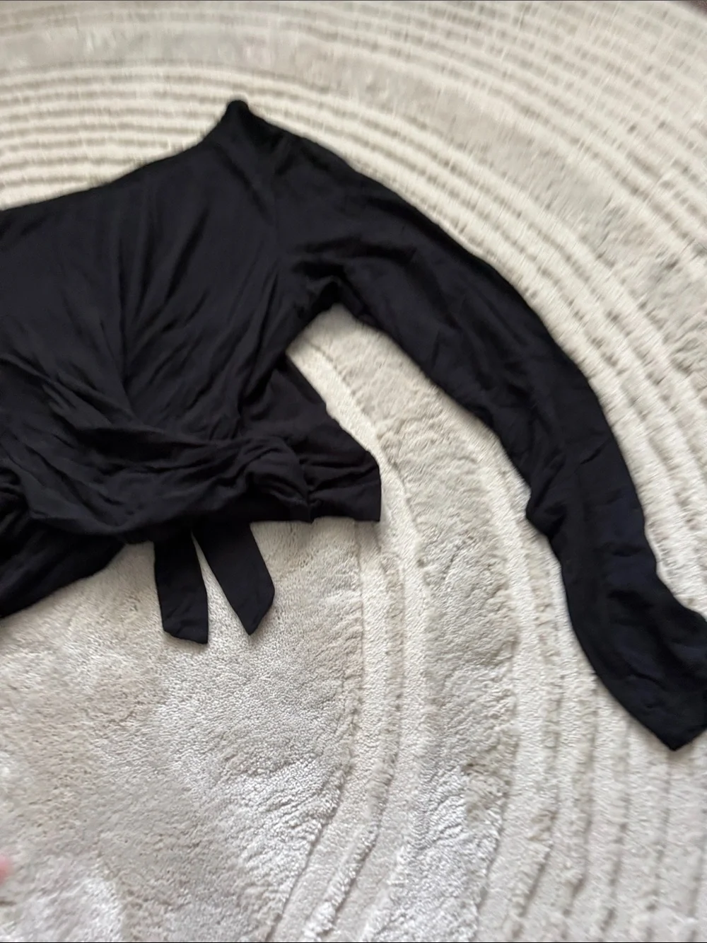Victoria's Secret Black Long-Sleeve Tie-Front Cropped Top